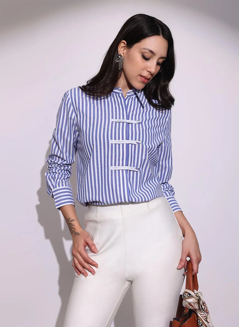 جلو باص قميص نسائي أزرق مخطط بياقة وأكمام بأزرار وطية صينية بقصة واسعة